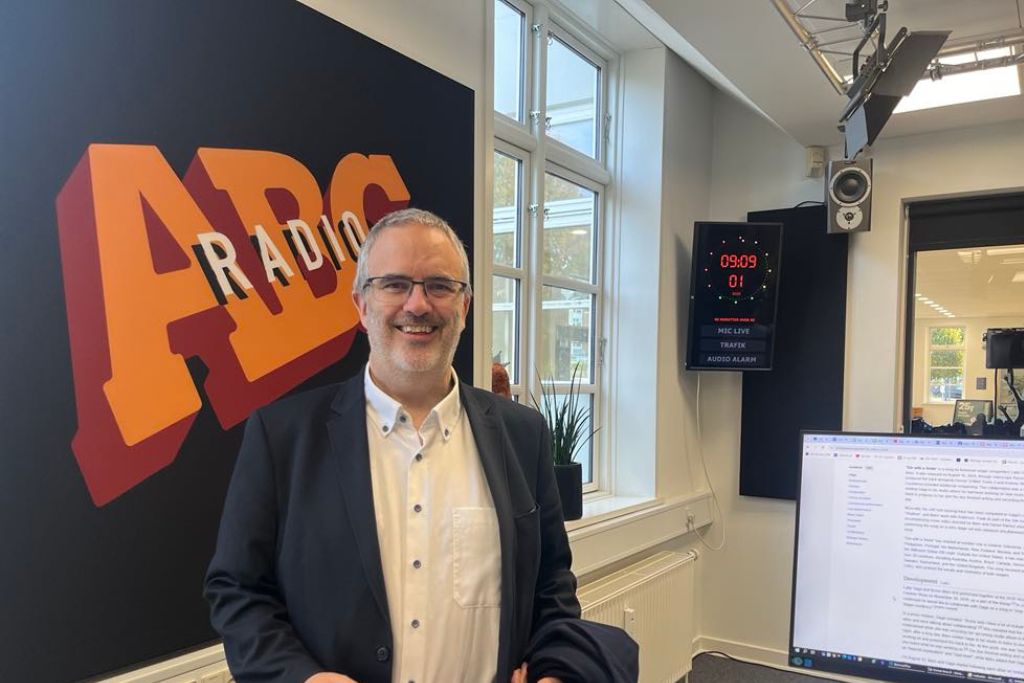 Radio ABC Gruppens direktør Ole Søndergaard i Radio ABC studiet
