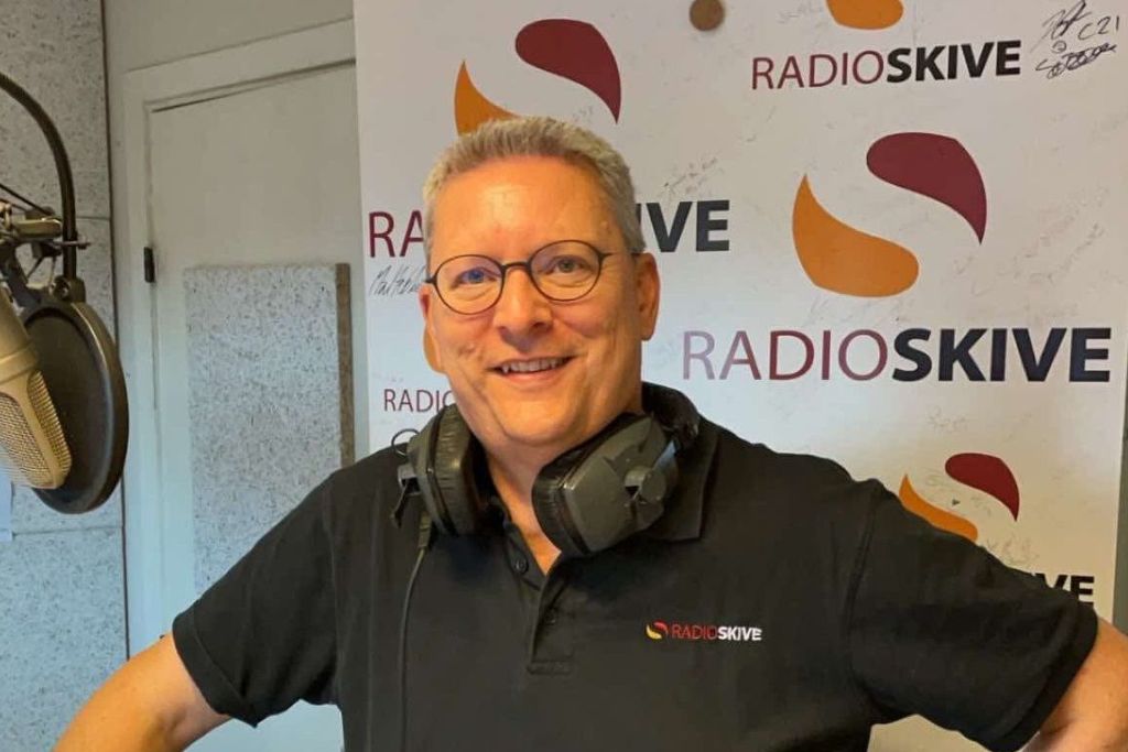 Radiovært Jan Bjerrum på Radio Skive i studiet